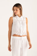 Camicia smanicata corta in lino con ricamo a occhielli