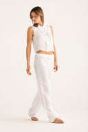 Camicia smanicata corta in lino con ricamo a occhielli