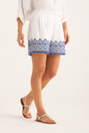 Pantaloncini regular fit in lino con ricamo geometrico