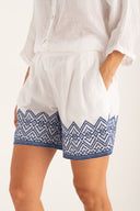 Pantaloncini regular fit in lino con ricamo geometrico